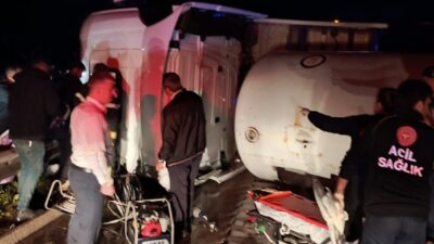Kahramanmaraş’ta otobanda tır devrilmesi sonucu yaşanan kazada 3 kişi yaralandı.