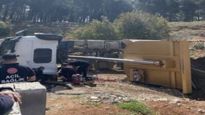 Kahramanmaraş’ın Dulkadiroğlu ilçesinde kendi kullandığı kamyonunun altında kalan sürücü, hayatını