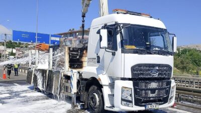 Kahramanmaraş’ta yol bakım aracına çıkan yangın maddi hasara neden oldu.