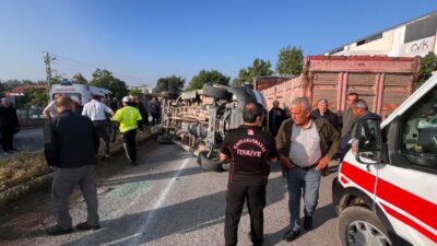 Kahramanmaraş’ta servis minibüsle otomobilin çarpışması sonucu yaşanan trafik kazasında 12