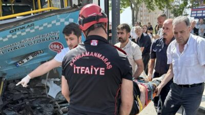 Kahramanmaraş’ta otomobilin halk otobüsüne arkadan çarpması sonucu yaşanan trafik kazasında