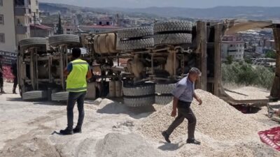 Kahramanmaraş’ta çakıl yüklü tırın devrilmesi sonucu yaşanan kazada sürücü yaralandı.