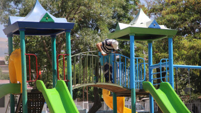 Dulkadiroğlu Belediyesi Park ve Bahçeler Müdürlüğü ekipleri, ilçedeki park ve