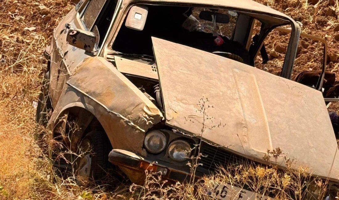 Kahramanmaraş’ın Afşin ilçesinde meydana gelen trafik kazasında otomobilin tarlaya uçması