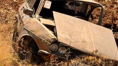 Kahramanmaraş’ın Afşin ilçesinde meydana gelen trafik kazasında otomobilin tarlaya uçması