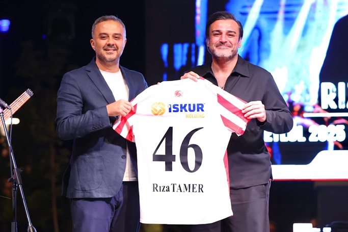 Onikişubat Belediyesi’nin kültür ve sanat etkinlikleri kapsamında düzenlediği konserde sahne