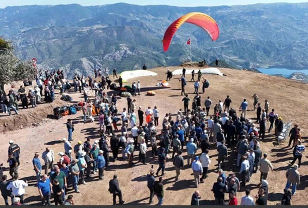 Andırın’da Yamaç Paraşütü Festivali Düzenlenecek Türkiye’nin çeşitli illerinden gelecek 50 profesyonel yamaç paraşütü hocasının katılımıyla