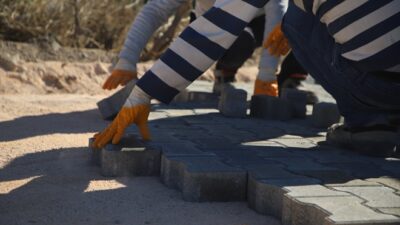 Dulkadiroğlu Belediyesi Fen İşleri Müdürlüğü ekipleri, Kozludere Mahallesi’nde kilit parke