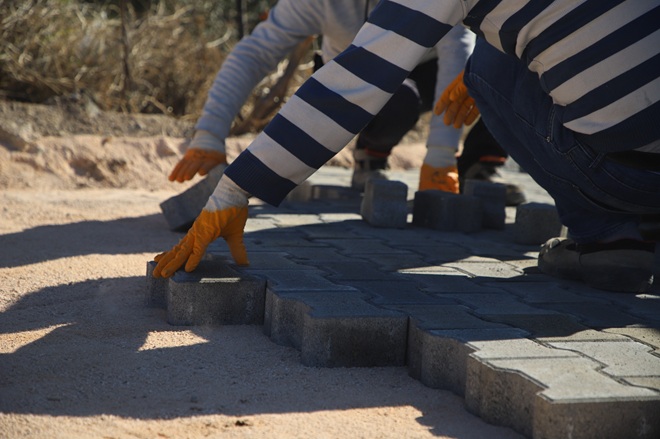 Dulkadiroğlu Belediyesi Fen İşleri Müdürlüğü ekipleri, Kozludere Mahallesi’nde kilit parke