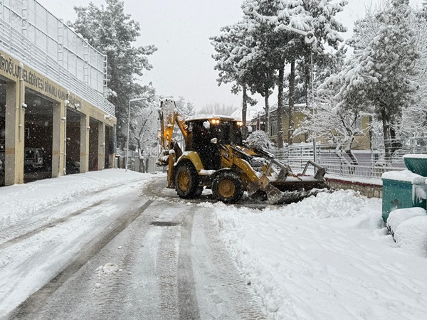 Kahramanmaraş’ta etkisini artıran yoğun kar yağışıyla birlikte Dulkadiroğlu Belediyesi, vatandaşların