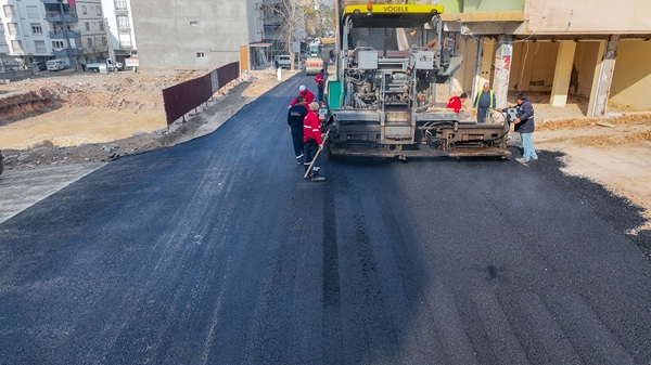 Büyükşehir Belediyesi, Pazarcık Atatürk Caddesi’nde tamamlanan altyapı imalatlarının ardından asfalt