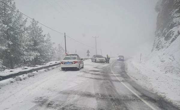 Kahramanmaraş genelinde etkisini artıran kar yağışı nedeniyle Kahramanmaraş-Kayseri yolu ulaşıma