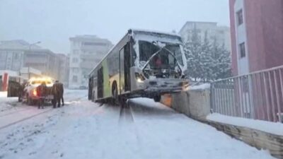 Kahramanmaraş’ta etkili olan yoğun kar yağışı ve buzlanma, trafik kazalarını