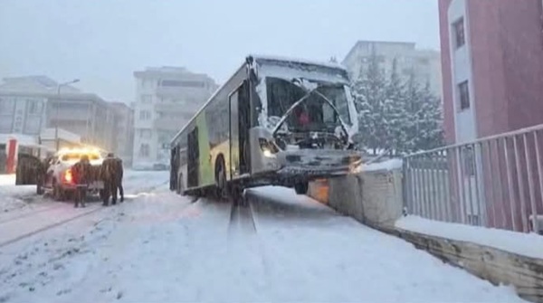 Kahramanmaraş’ta etkili olan yoğun kar yağışı ve buzlanma, trafik kazalarını