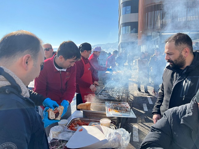 Kahramanmaraş’ta kış aylarının vazgeçilmez lezzeti olan sucuk ekmek, bu kez