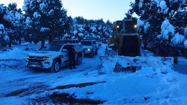 Büyükşehir Belediyesi, kar yağışı nedeniyle Onikişubat Buğdaycıklı mevkiinde bağ evinde