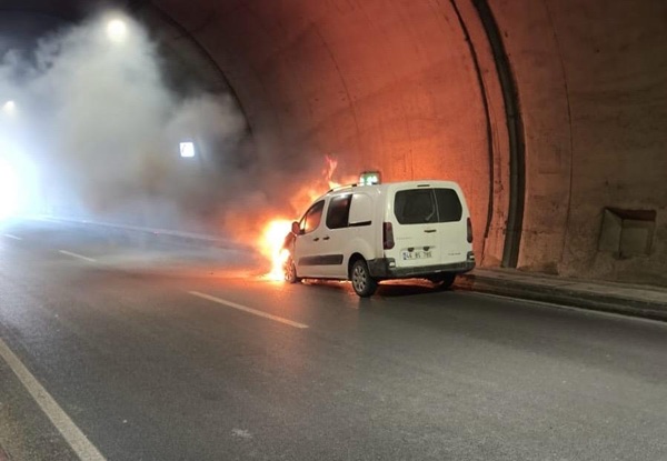 Kahramanmaraş’ta Necip Fazıl Kısakürek Tüneli’nde seyir halindeki bir kamyonette çıkan