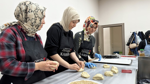 Büyükşehir Belediyesi, şehir merkezi ve ilçelerde düzenlediği Çocuk Sanat Merkezi