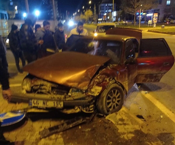 Kahramanmaraş’ın Onikişubat ilçesinde sürücüsünün direksiyon hakimiyetini kaybettiği otomobil kaza yaptı.