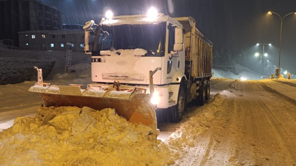 Kahramanmaraş Büyükşehir Belediyesi, şehri beyaza bürüyen kar yağışının ardından ulaşım