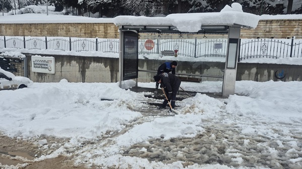 Kahramanmaraş Büyükşehir Belediyesi, şehri etkisi altına alan yoğun kar yağışının