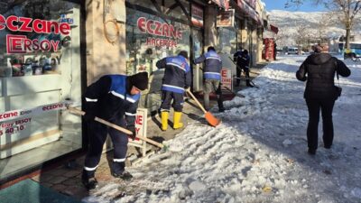 Büyükşehir Belediyesi, yaya trafiğinde güvenliği sağlamak için kaldırımlar, yaya geçitleri,