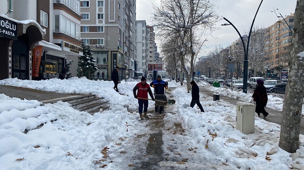 Büyükşehir Belediyesi, yayaların güvenliğini sağlamak amacıyla kaldırım, yaya yolları, üst