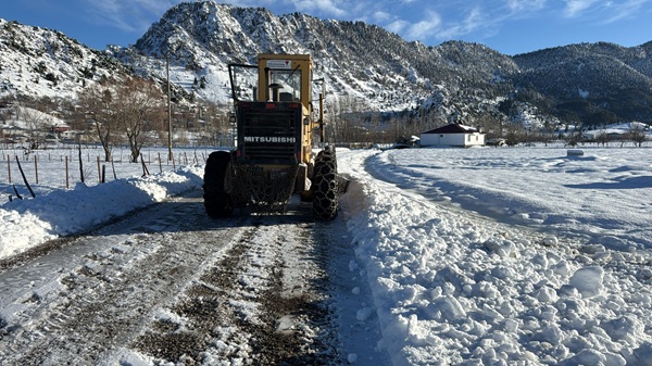 Kahramanmaraş Büyükşehir Belediyesi, kar yağışının yaşamı durma noktasına getirdiği yüksek