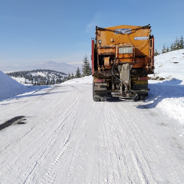 Büyükşehir Belediyesi, şehrin kırsal bölgelerinde ulaşımın kesintisiz sürmesi için kar