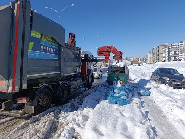 Kahramanmaraş’ta dün öğle saatlerinden itibaren etkisini artıran yoğun kar yağışı