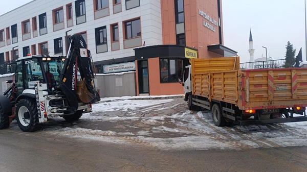 Kahramanmaraş Büyükşehir Belediyesi, etkisini sürdüren olumsuz hava koşullarına karşı şehir