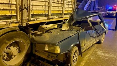 Kahramanmaraş’ta akşam saatlerinde meydana gelen trafik kazasında, bir otomobilin park