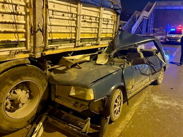 Kahramanmaraş’ta akşam saatlerinde meydana gelen trafik kazasında, bir otomobilin park