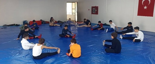 Kahramanmaraş’ın sporcu fabrikası Andırın’da, geleceğin pehlivanları minderle buluşuyor. Andırın Gençlik