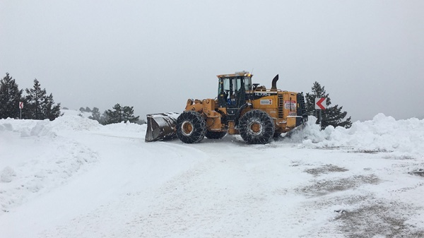 Kahramanmaraş Büyükşehir Belediyesi, yoğun kar yağışının yerleşim birimleriyle bağlantıyı koparmaması