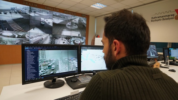 Kahramanmaraş Büyükşehir Belediyesi, şehri etkisi altına alan kar yağışına karşı