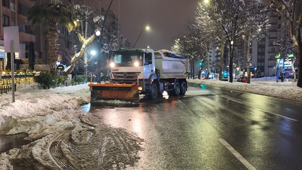 Kahramanmaraş Büyükşehir Belediyesi, şehir merkezinde ulaşımın aksamaması için kar küreme