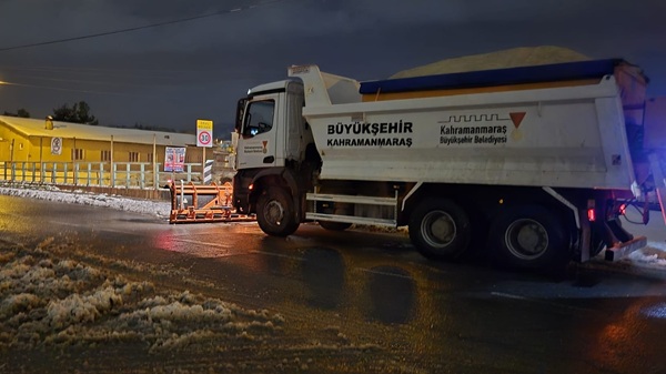 Kahramanmaraş Büyükşehir Belediyesi, il genelinde etkisini sürdüren yoğun kar yağışına