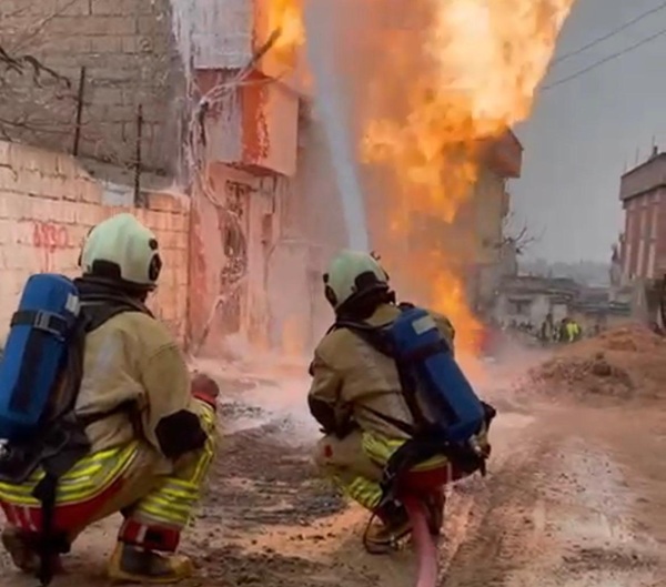 Kahramanmaraş’ın Onikişubat ilçesinde alt yapı çalışmaları sırasında meydana gelen doğalgaz