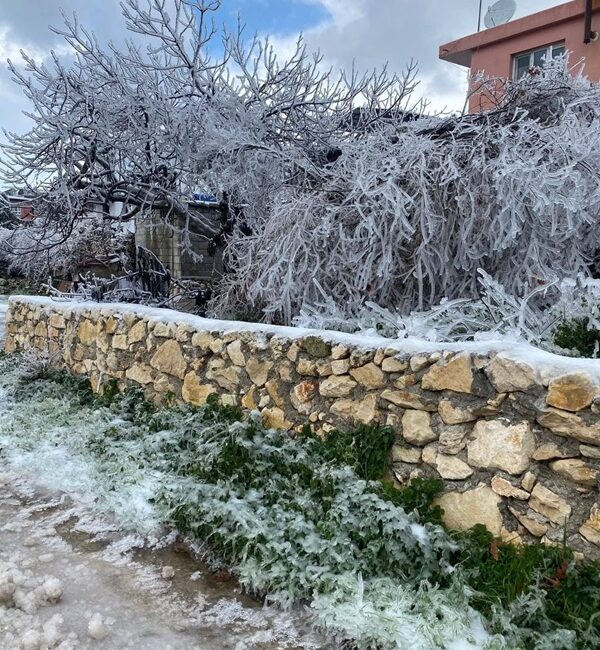 Kahramanmaraş’ta etkili olan kar yağışının ardından şiddetli rüzgar hayatı olumsuz