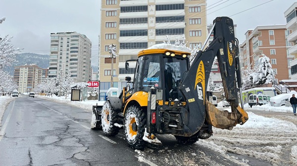 Kahramanmaraş’ta karla mücadele çalışmaları tüm hızıyla sürerken, KASKİ Genel Müdürlüğü