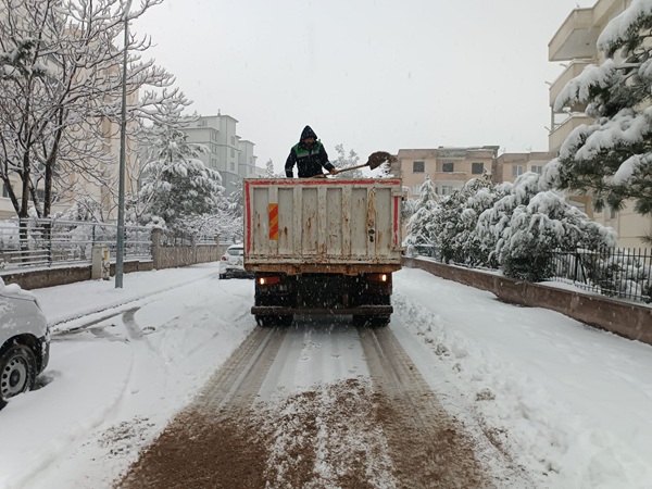 Onikişubat Belediyesi, öğle saatlerinde başlayan ve şiddetini artıran kar yağışına