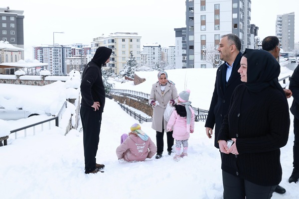 Onikişubat Belediyesi, ilçede etkisini sürdüren yoğun kar yağışına karşı başlattığı