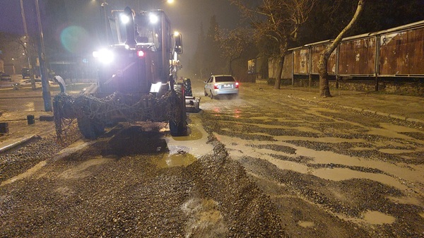 Kahramanmaraş Büyükşehir Belediyesi, yoğun yağışlar sonrası yollarda meydana gelen deformasyonları