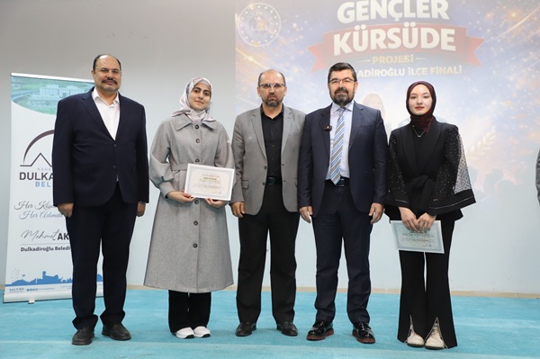 Kahramanmaraş’ın Dulkadiroğlu ilçesinde gençlerin hitabet yeteneklerini sergilediği “Gençler Kürsüde” ilçe