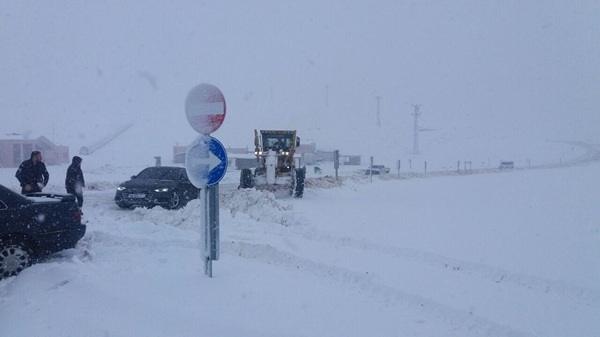 Kahramanmaraş’ta aniden bastıran yoğun kar yağışı ve şiddetli tipi, özellikle