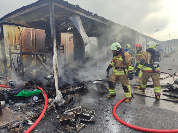 Kahramanmaraş’ta geçici barınma merkezlerinden birinde çıkan yangın kısa süreli paniğe