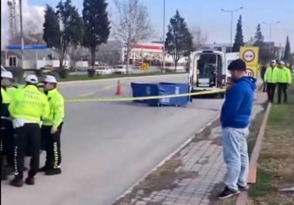 Kahramanmaraş’ın Dulkadiroğlu ilçesinde meydana gelen trajik trafik kazasında, yolun karşısına