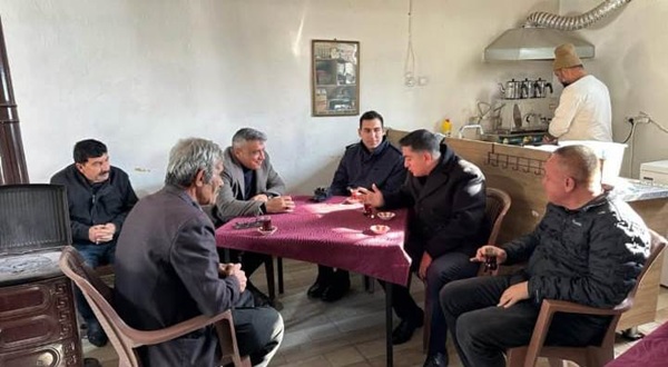 Andırın Kaymakamı Mustafa Arslanşahin, ilçedeki mahalle ziyaretleri kapsamında vatandaşlarla bir