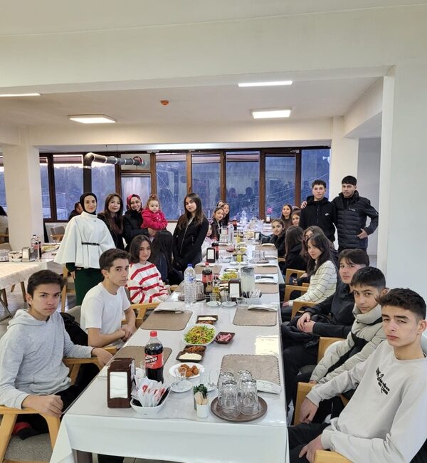 Eğitim hayatının yoğun temposuna Ramazan molası veren lise öğrencileri ve